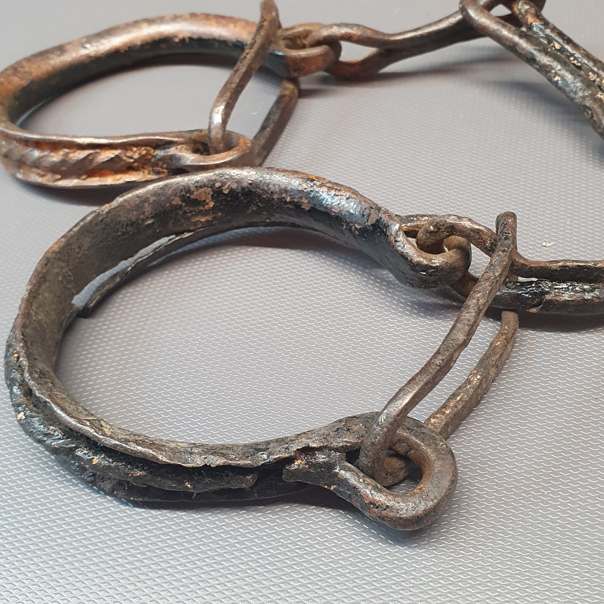 Pair Of 17th-century Wrought-iron Handcuffs-photo-4