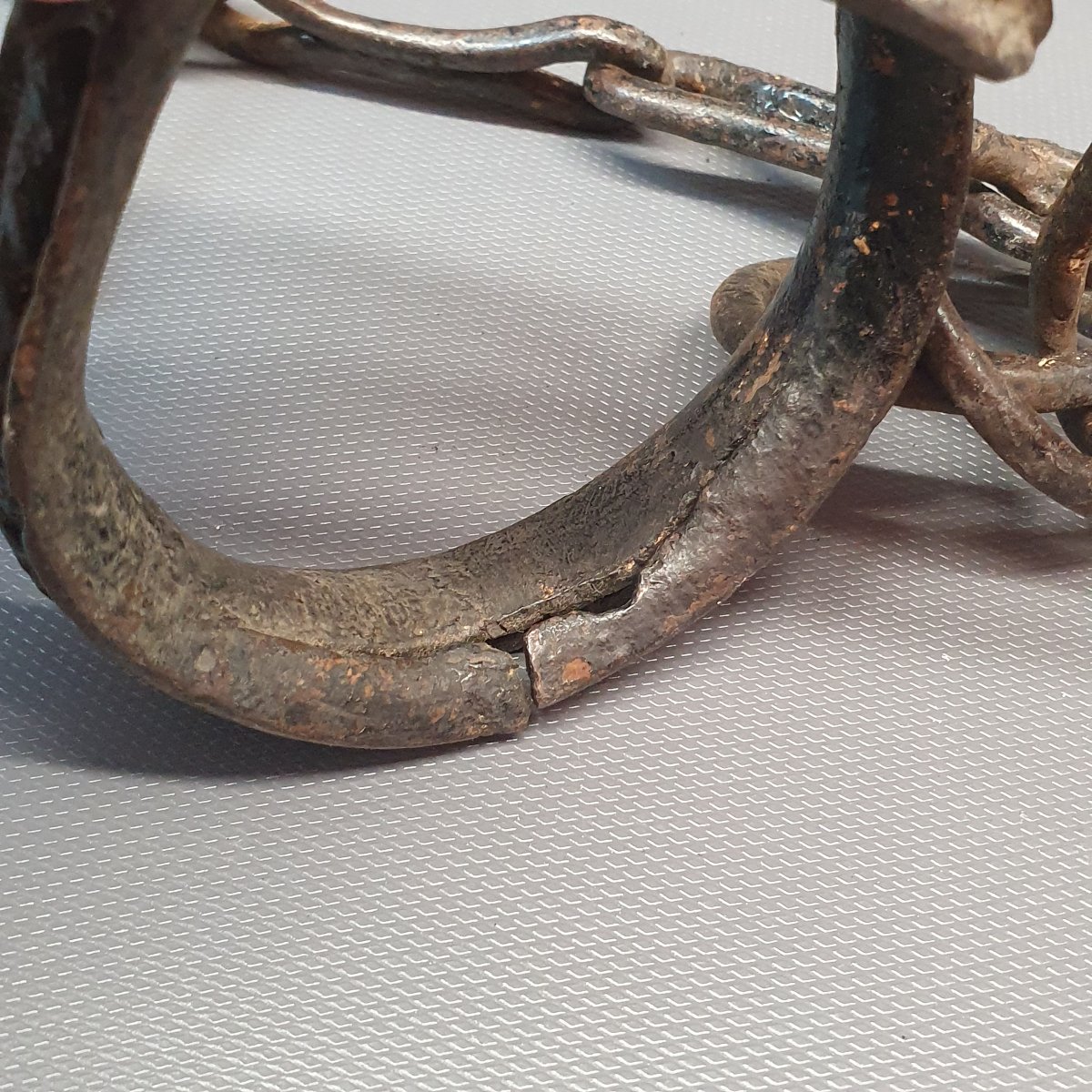 Pair Of 17th-century Wrought-iron Handcuffs-photo-5