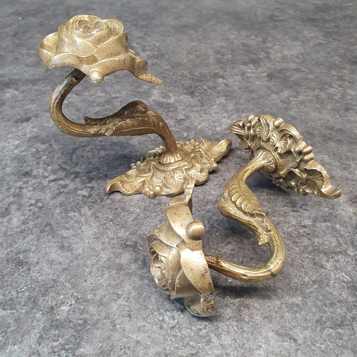 Paire d'embrasse en bronze bouton de rose