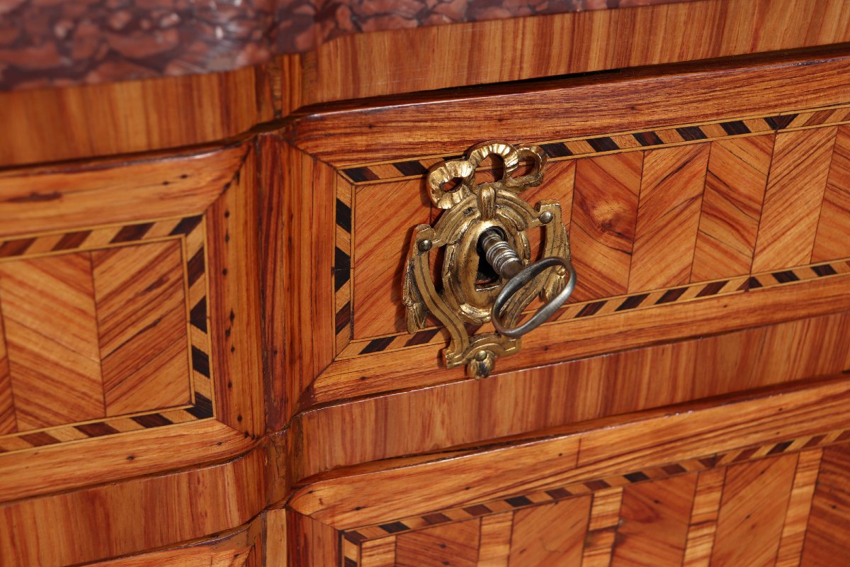 Cabinet en marqueterie de tulipier de style Louis XVI, fin du XVIIIe siècle-photo-3