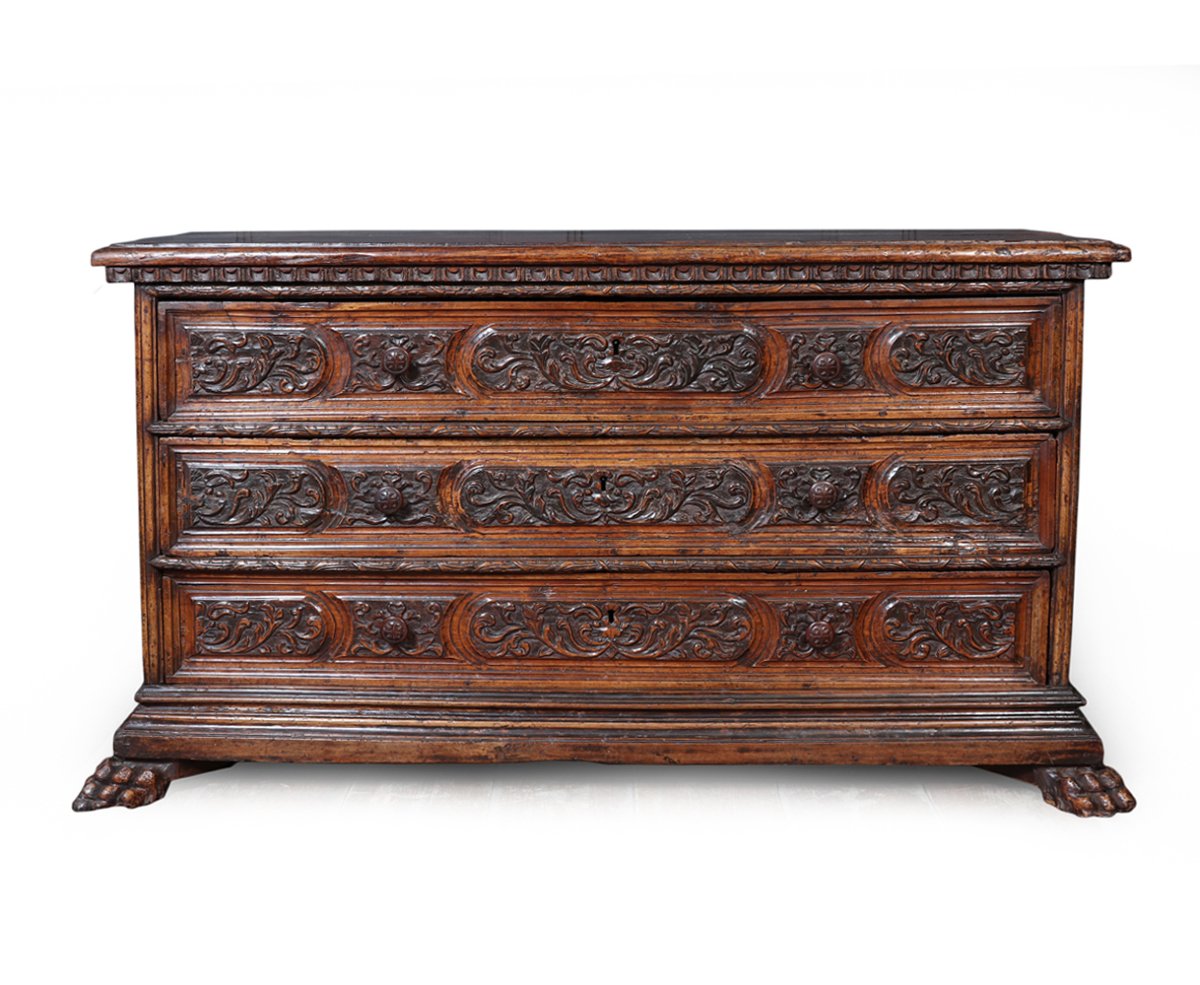 Commode en noyer italien du début du XVIIe siècle