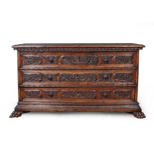 Early 17th Century Italian Walnut Cassettone - Chest Of Drawers