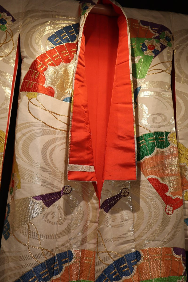 Large Wedding Kimono With Embroidered Silk Fans, Uchikake - Japan - 20th Century-photo-2