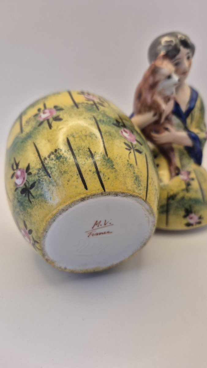 "Elégante au petit chien", boite en porcelaine émaillée polychrome, signée. VALS-France-photo-2