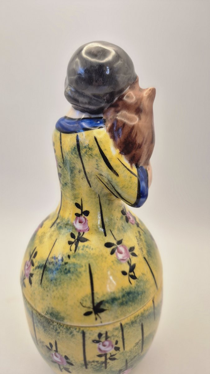 "Elégante au petit chien", boite en porcelaine émaillée polychrome, signée. VALS-France-photo-3