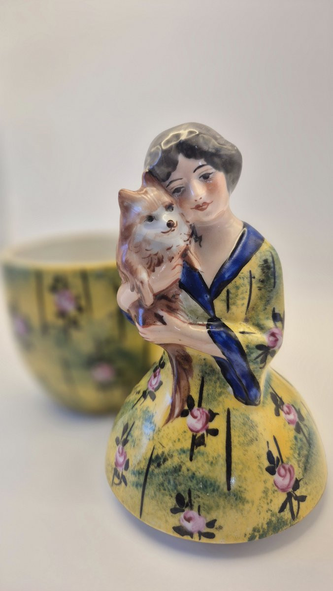 "Elégante au petit chien", boite en porcelaine émaillée polychrome, signée. VALS-France-photo-4