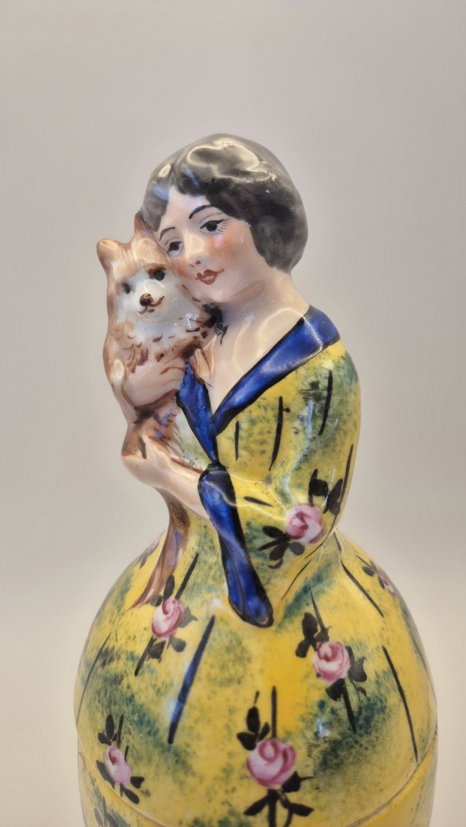 "Elégante au petit chien", boite en porcelaine émaillée polychrome, signée. VALS-France-photo-2