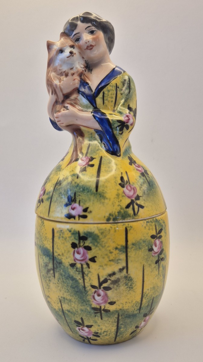 "Elégante au petit chien", boite en porcelaine émaillée polychrome, signée. VALS-France