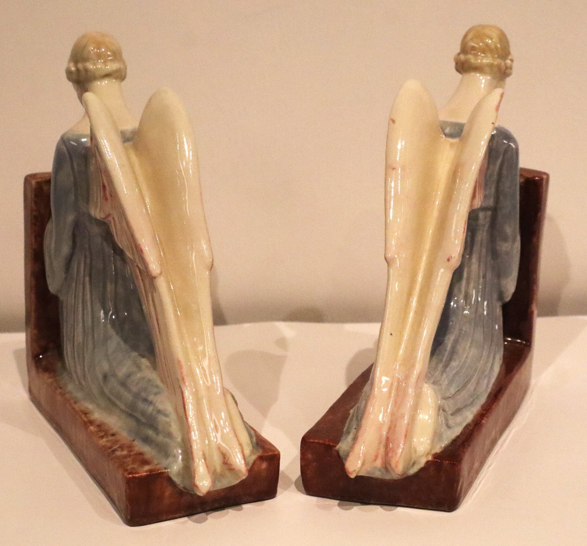 "Anges en prière", Paire de serre-livres en faïence émaillée polychrome, signé -photo-2