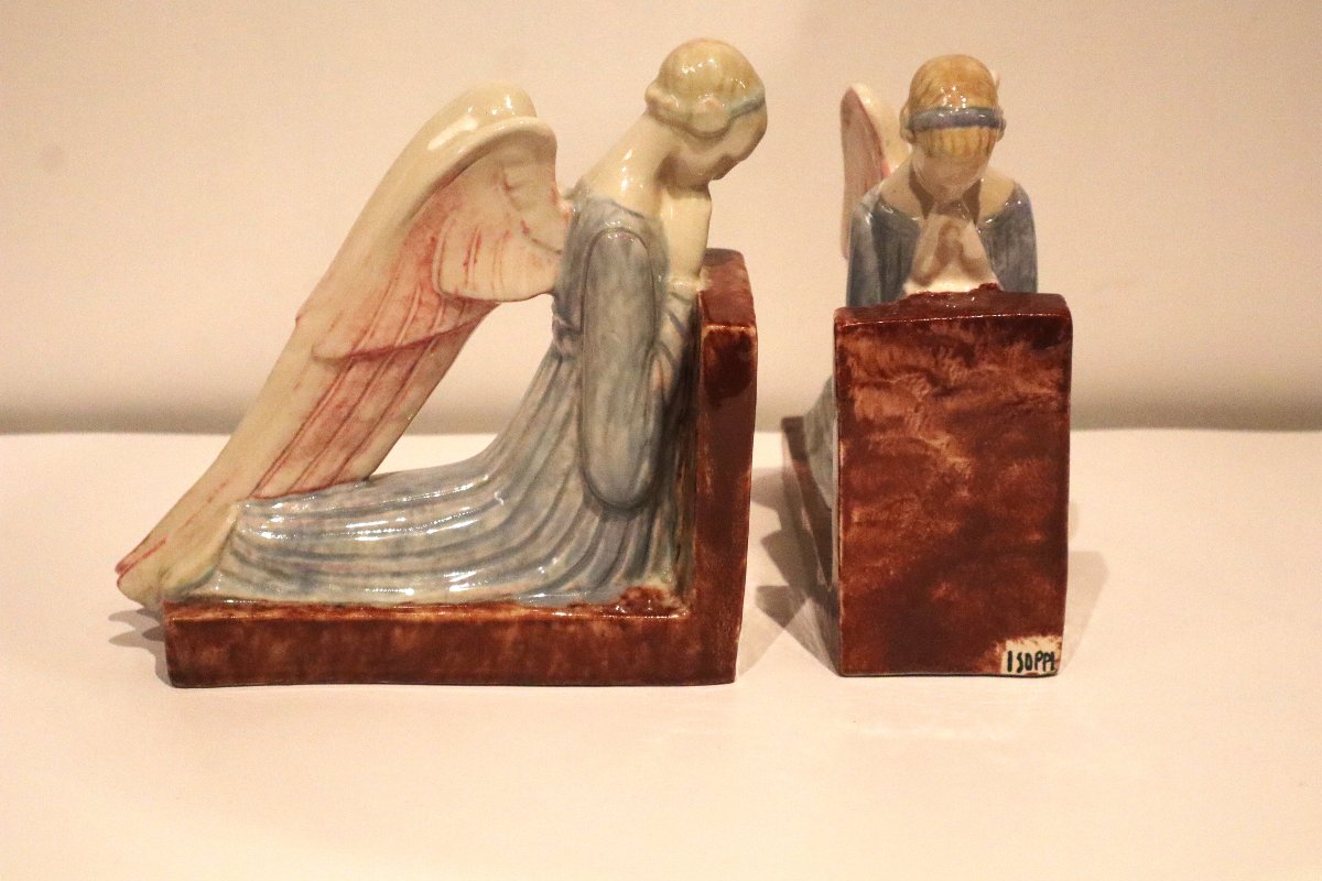 "Anges en prière", Paire de serre-livres en faïence émaillée polychrome, signé -photo-3
