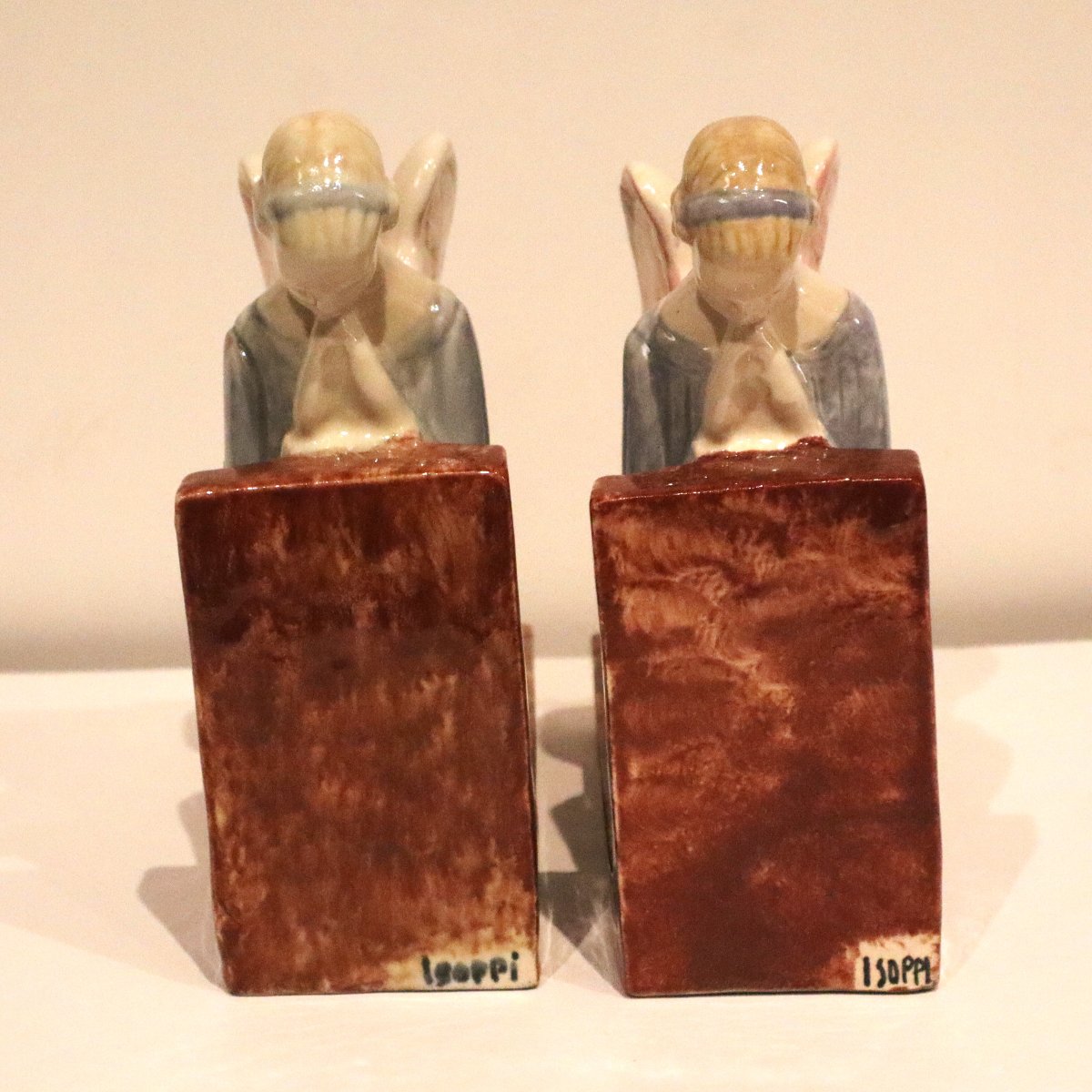 "Anges en prière", Paire de serre-livres en faïence émaillée polychrome, signé -photo-4