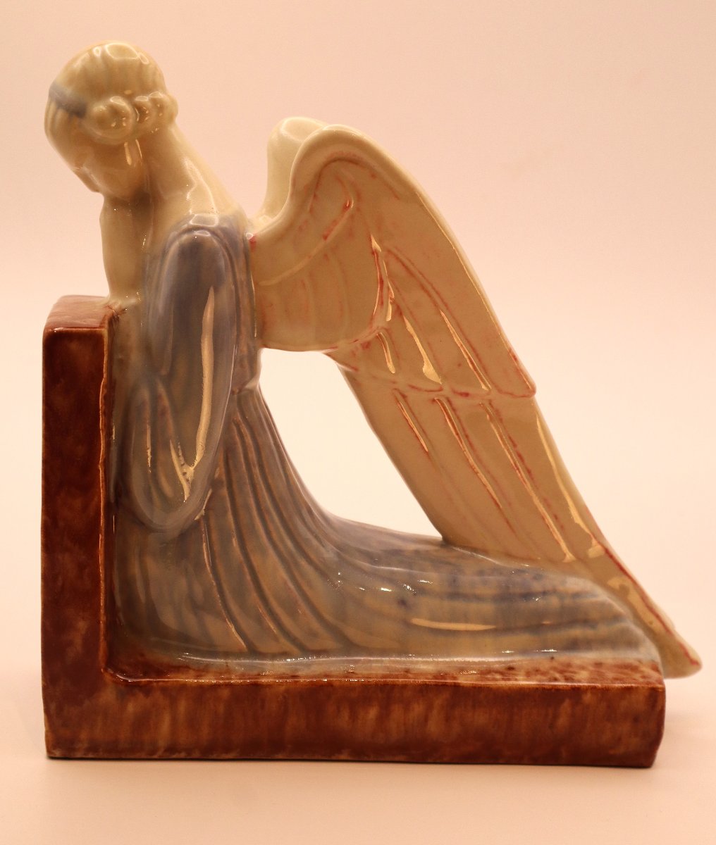 "Anges en prière", Paire de serre-livres en faïence émaillée polychrome, signé -photo-1