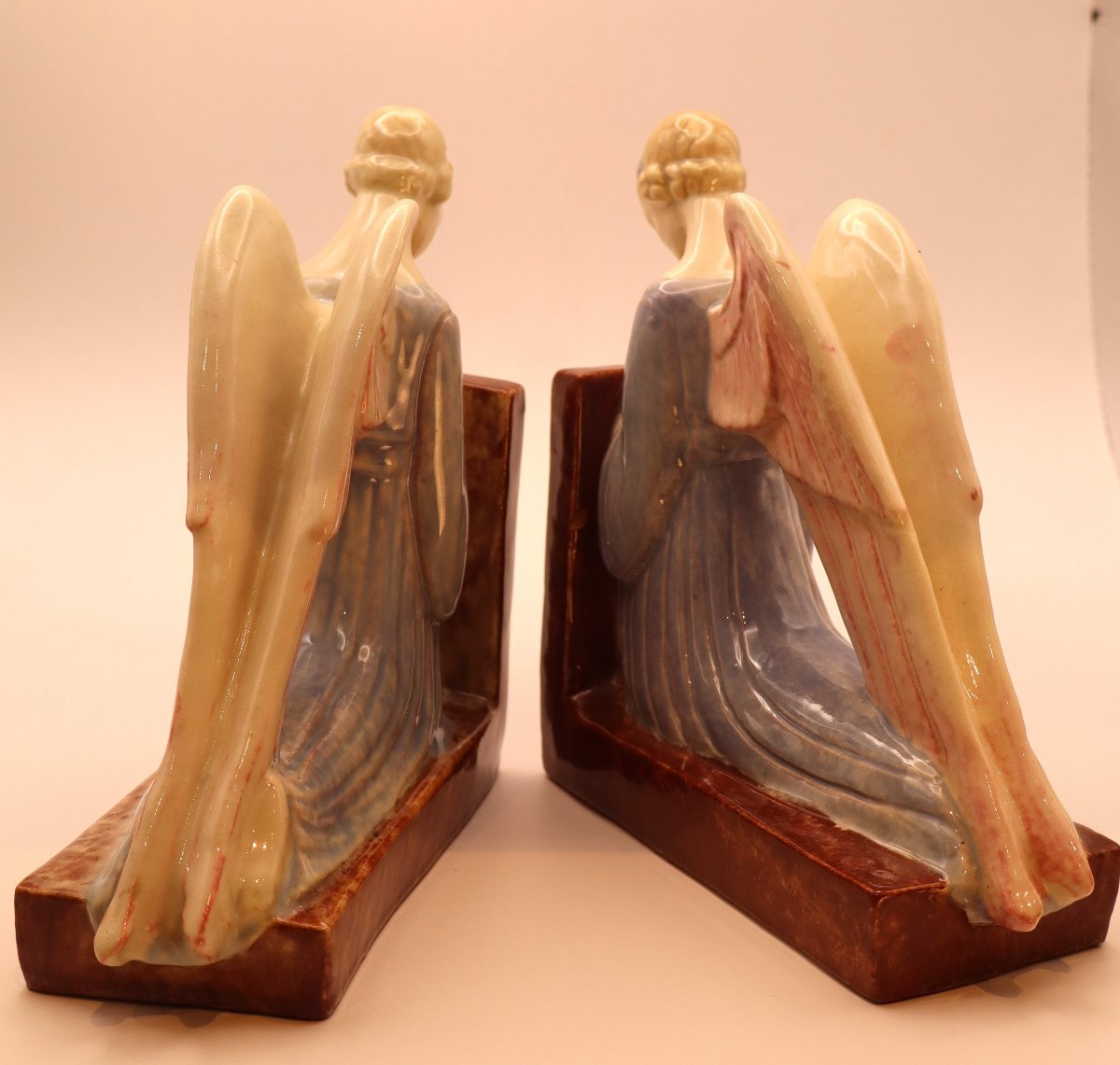 "Anges en prière", Paire de serre-livres en faïence émaillée polychrome, signé -photo-2