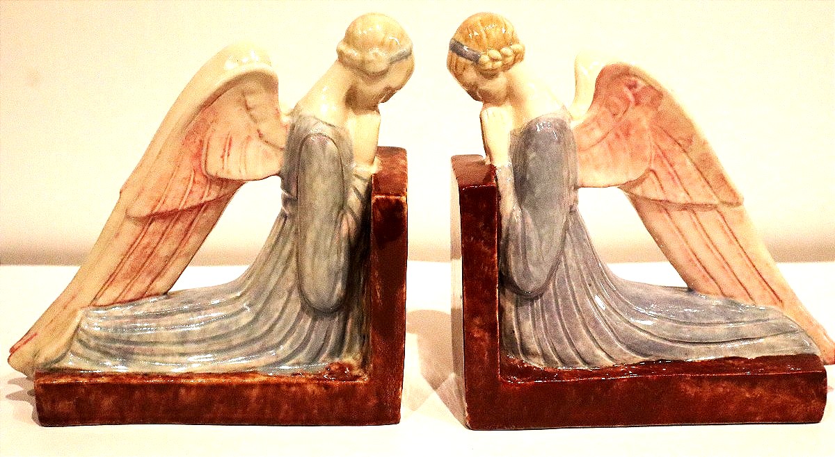 "Anges en prière", Paire de serre-livres en faïence émaillée polychrome, signé 