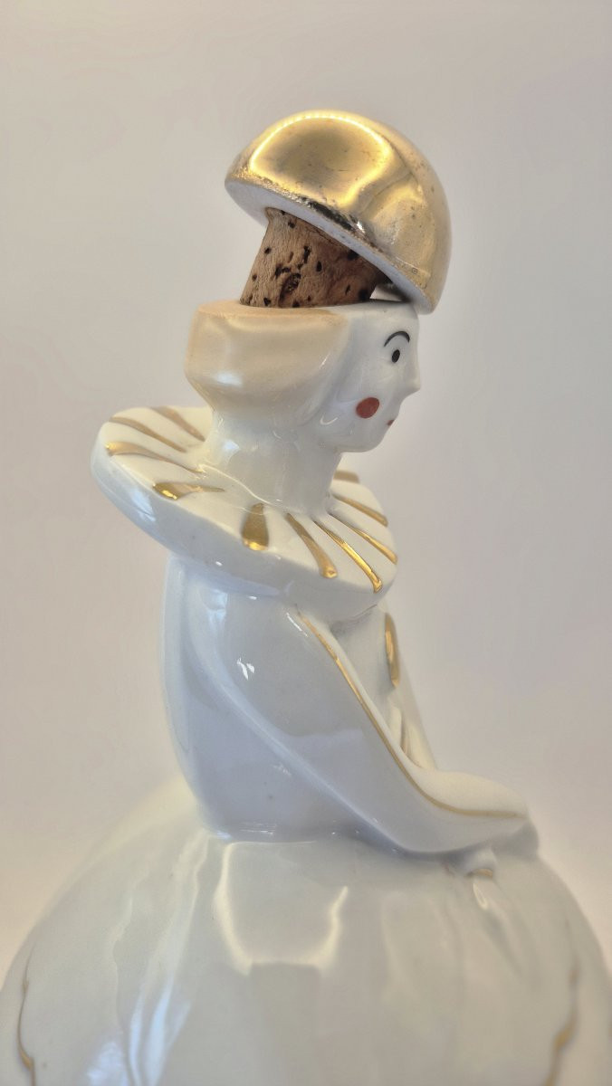 Ecole française Art Déco, "Colombine bouteille", porcelaine émaillée blanche et dorée-photo-2