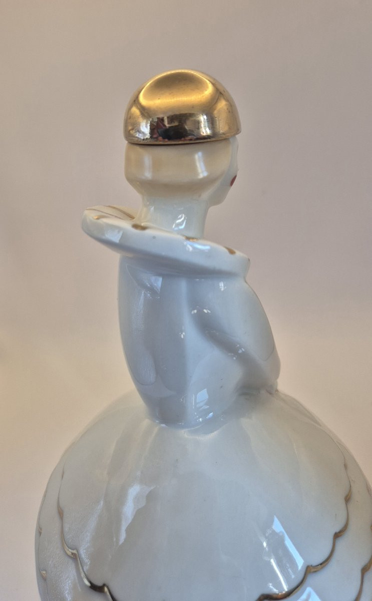 Ecole française Art Déco, "Colombine bouteille", porcelaine émaillée blanche et dorée-photo-3