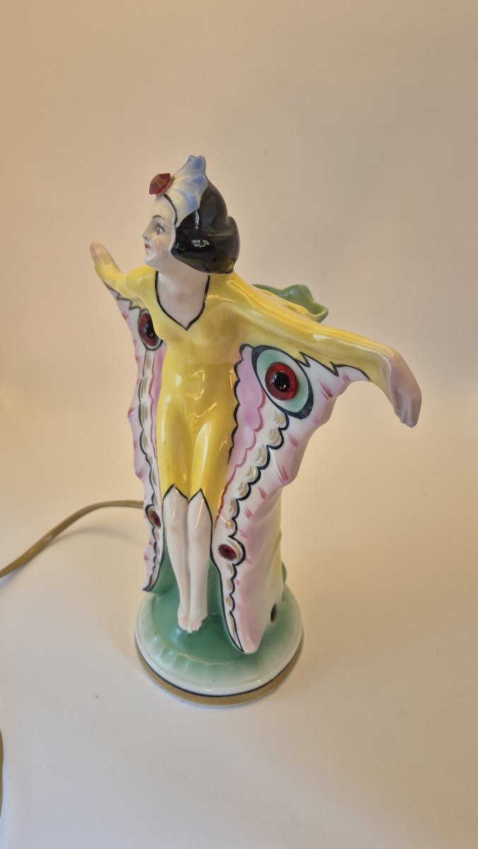 "Femme papillon", Veilleuse en porcelaine émaillée polychrome -photo-3