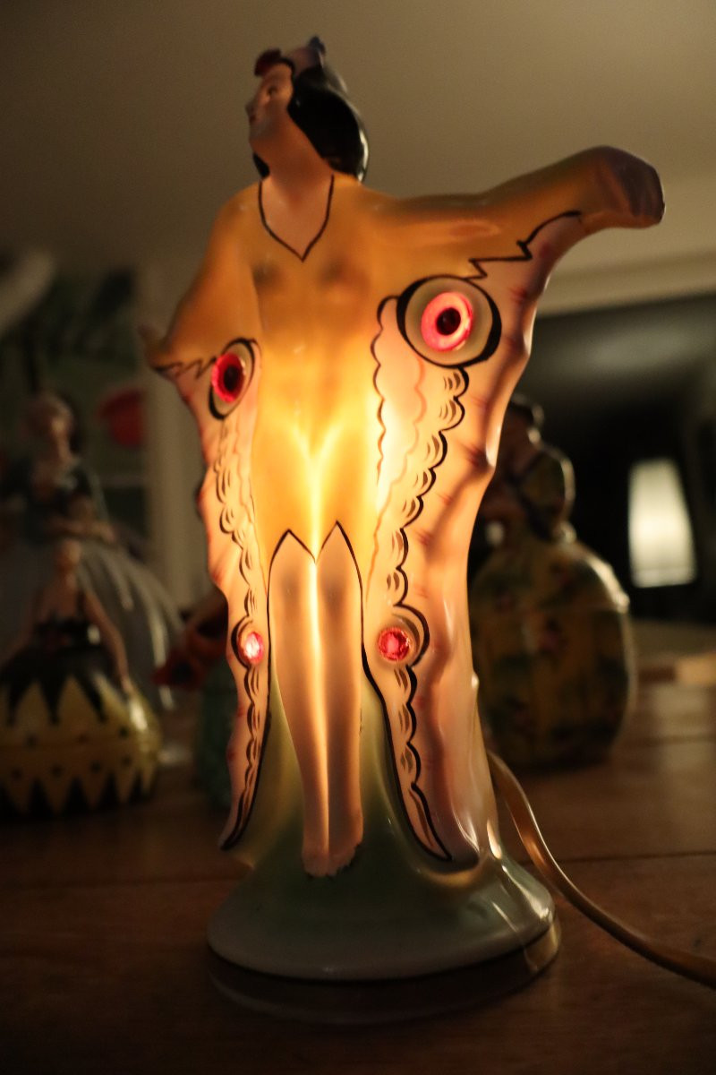 "Femme papillon", Veilleuse en porcelaine émaillée polychrome -photo-6