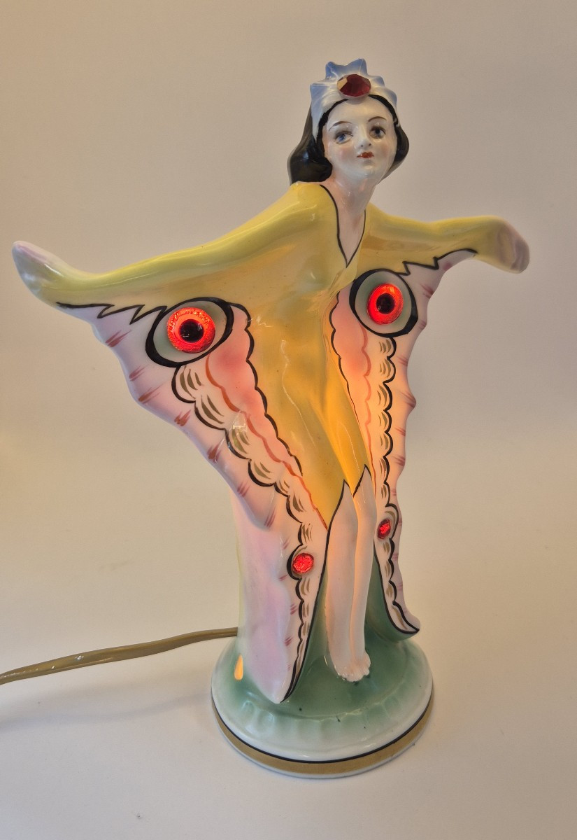 "Femme papillon", Veilleuse en porcelaine émaillée polychrome 
