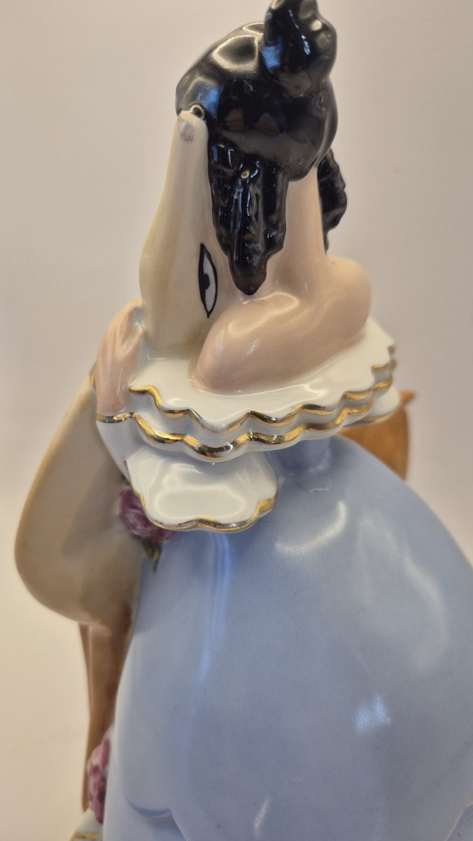 "Jeune femme en robe bleue et biche", porcelaine polychrome et dorée, LIMOGES - LA MAITRISE-photo-2