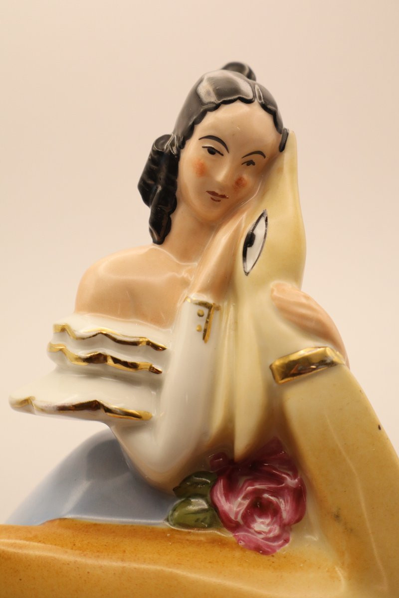 "Jeune femme en robe bleue et biche", porcelaine polychrome et dorée, LIMOGES - LA MAITRISE-photo-6