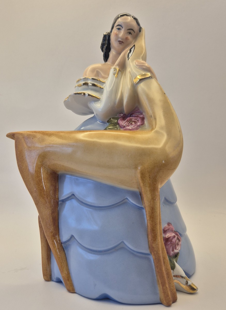 "Jeune femme en robe bleue et biche", porcelaine polychrome et dorée, LIMOGES - LA MAITRISE-photo-4