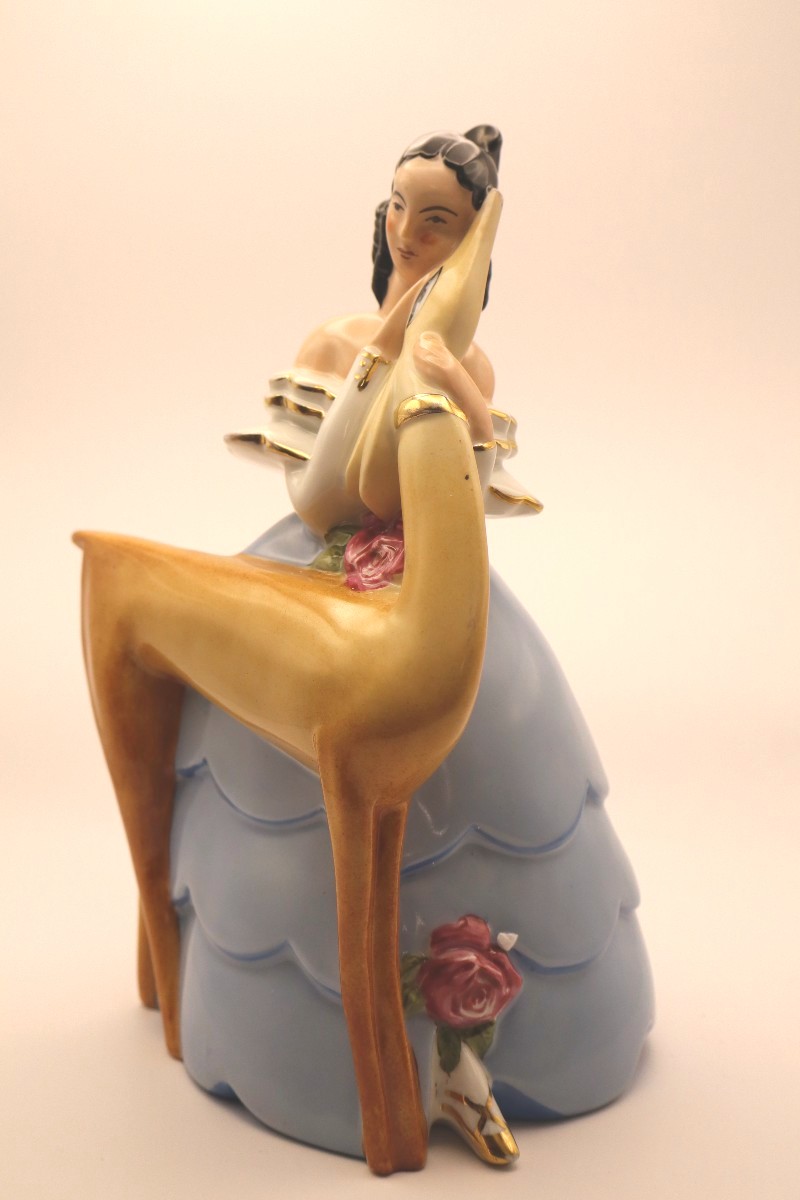 "Jeune femme en robe bleue et biche", porcelaine polychrome et dorée, LIMOGES - LA MAITRISE