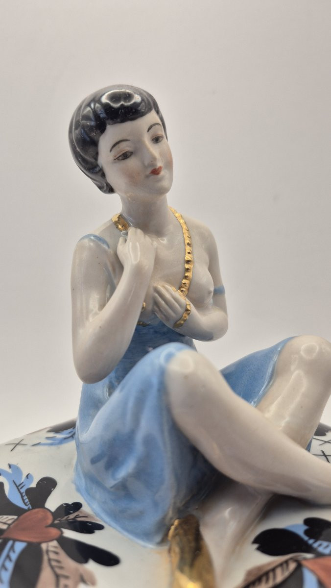 Femme assise à la robe bleue sur un coussin", boite en porcelaine émaillée polychrome-photo-3
