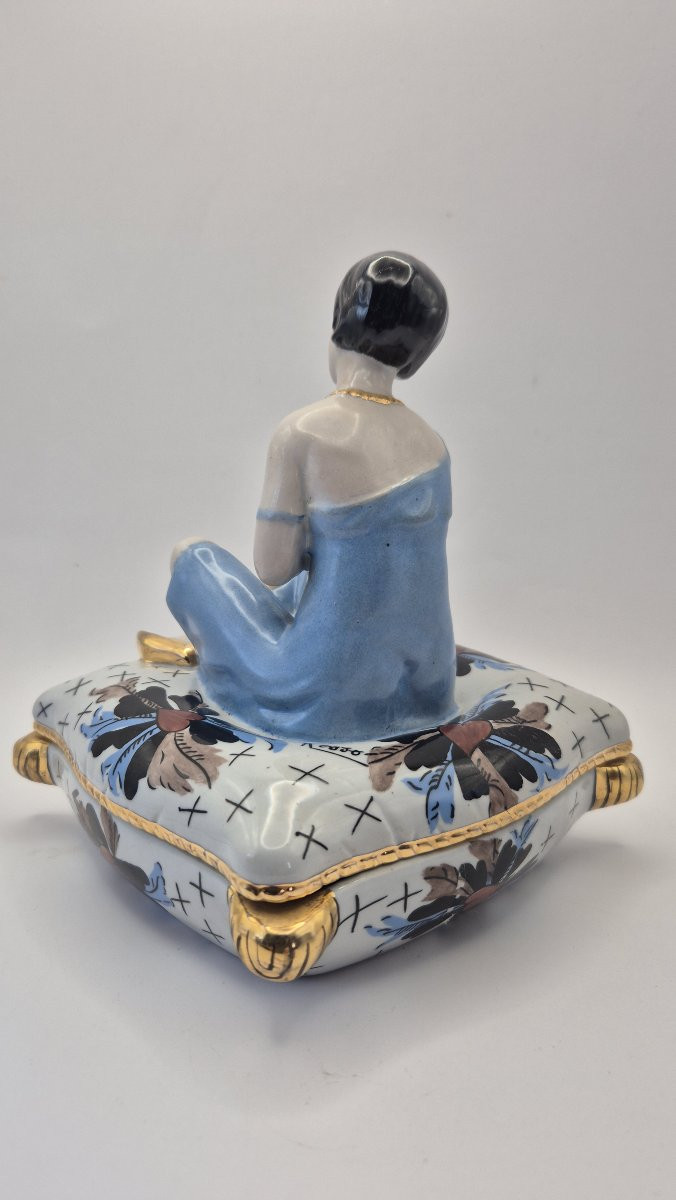 Femme assise à la robe bleue sur un coussin", boite en porcelaine émaillée polychrome-photo-1