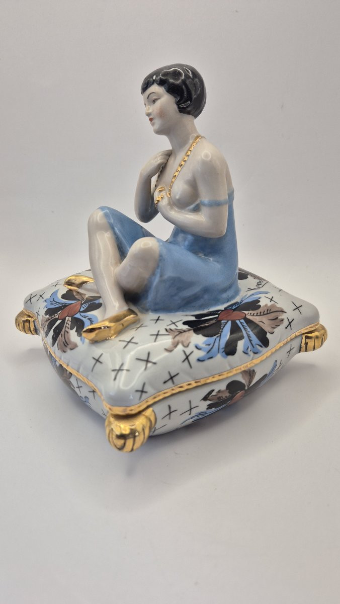 Femme assise à la robe bleue sur un coussin", boite en porcelaine émaillée polychrome-photo-3