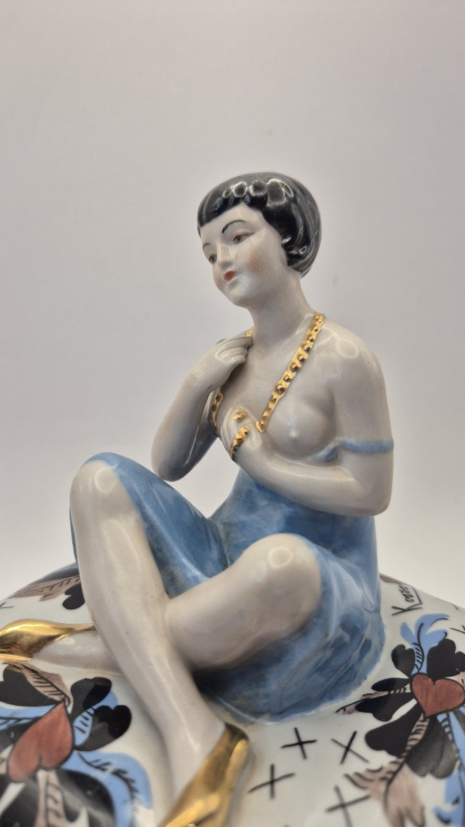 Femme assise à la robe bleue sur un coussin", boite en porcelaine émaillée polychrome-photo-4