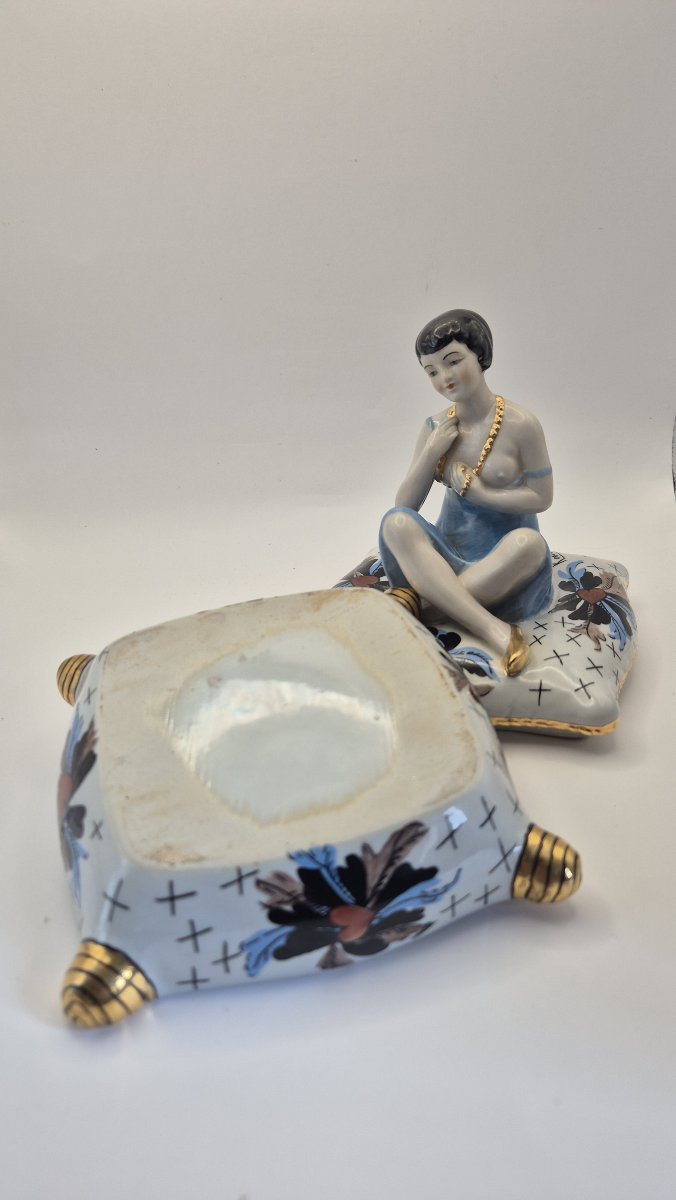 Femme assise à la robe bleue sur un coussin", boite en porcelaine émaillée polychrome-photo-5
