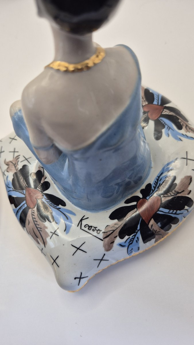 Femme assise à la robe bleue sur un coussin", boite en porcelaine émaillée polychrome-photo-6