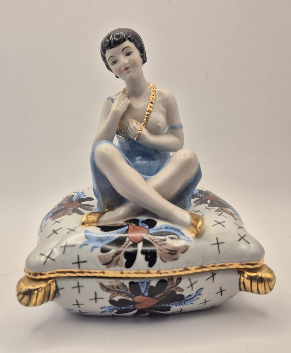 Femme assise à la robe bleue sur un coussin", boite en porcelaine émaillée polychrome