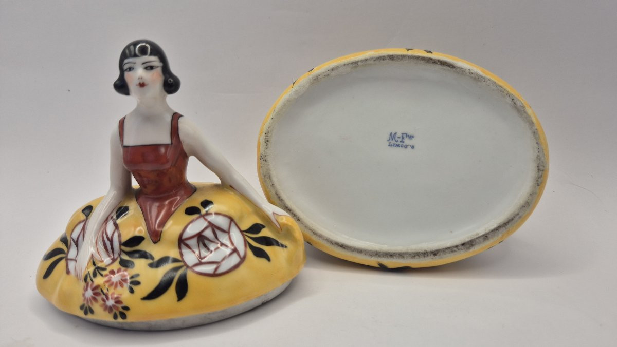 Limoges, France, "elegant Woman In A Floral Dress", Polychrome Enameled Porcelain Box-photo-1