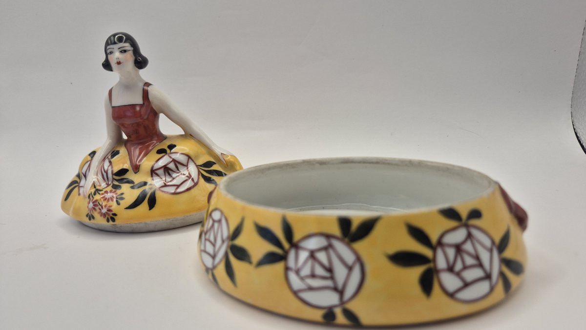 Limoges, France, "elegant Woman In A Floral Dress", Polychrome Enameled Porcelain Box-photo-3