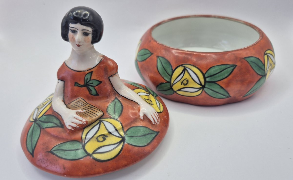 Limoges, France, "elegant Woman In A Floral Dress", Polychrome Enameled Porcelain Box-photo-3