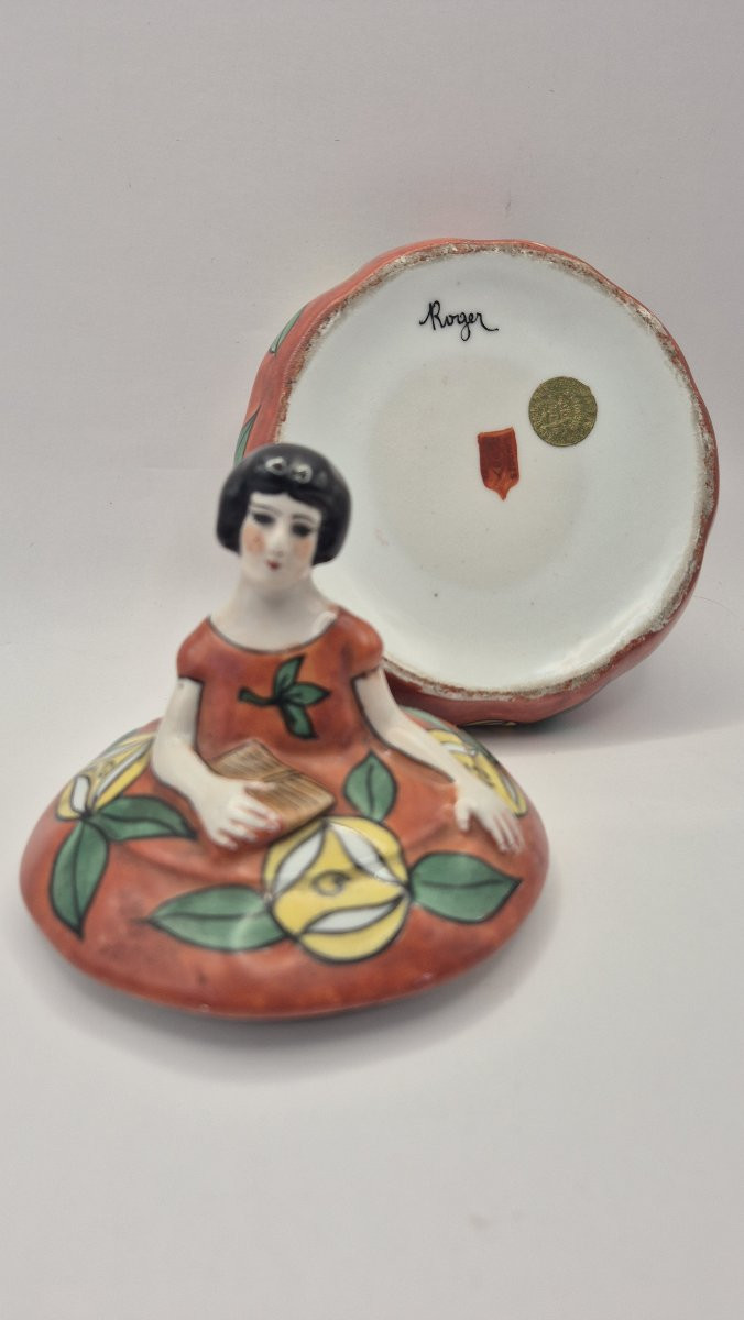 Limoges, France, "elegant Woman In A Floral Dress", Polychrome Enameled Porcelain Box-photo-1