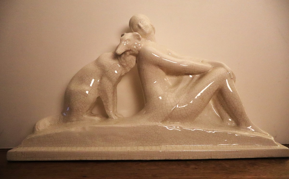Ecole française Art Déco "Elégante au lévrier", craquelé, signé