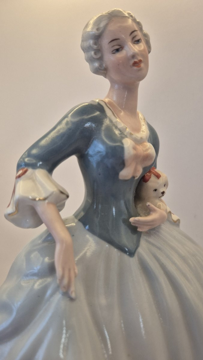 ROYAL DUX BOHEMIA, "Jeune femme à la robe à arceaux et au chien", porcelaine émaillée-photo-2