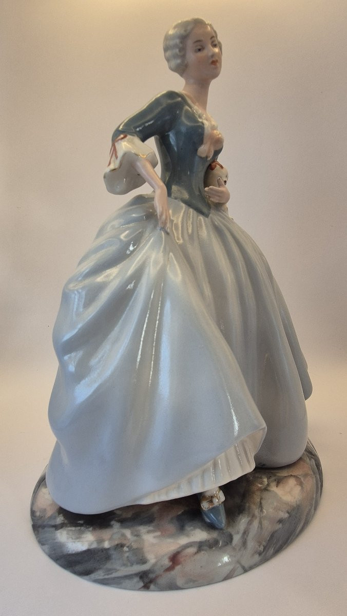 ROYAL DUX BOHEMIA, "Jeune femme à la robe à arceaux et au chien", porcelaine émaillée-photo-4