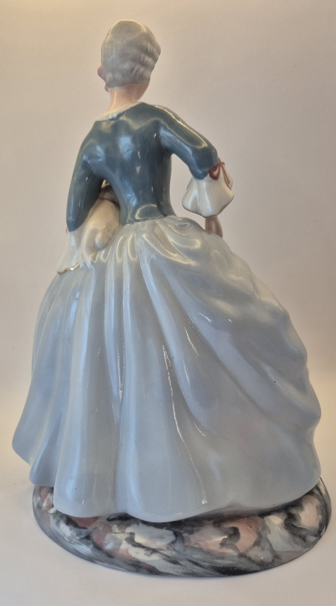 ROYAL DUX BOHEMIA, "Jeune femme à la robe à arceaux et au chien", porcelaine émaillée-photo-3