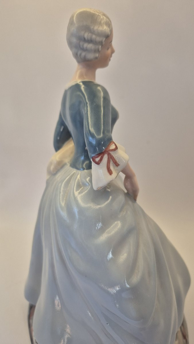 ROYAL DUX BOHEMIA, "Jeune femme à la robe à arceaux et au chien", porcelaine émaillée-photo-4