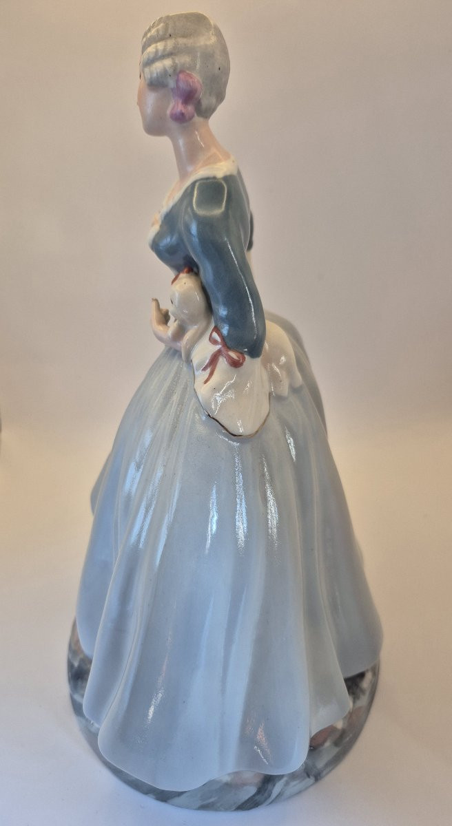 ROYAL DUX BOHEMIA, "Jeune femme à la robe à arceaux et au chien", porcelaine émaillée-photo-5