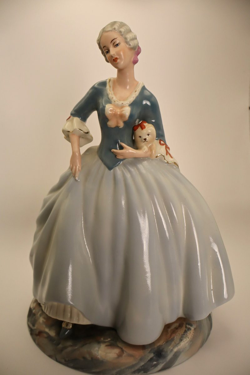 ROYAL DUX BOHEMIA, "Jeune femme à la robe à arceaux et au chien", porcelaine émaillée-photo-7