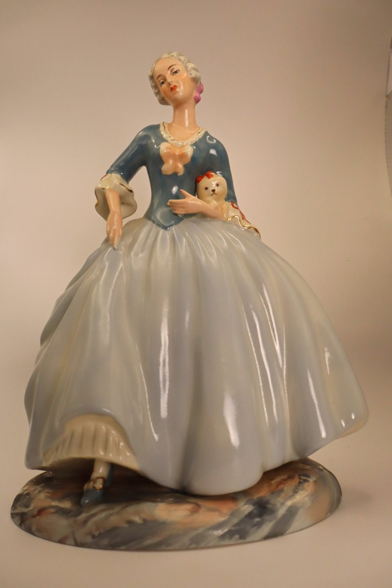 ROYAL DUX BOHEMIA, "Jeune femme à la robe à arceaux et au chien", porcelaine émaillée-photo-8