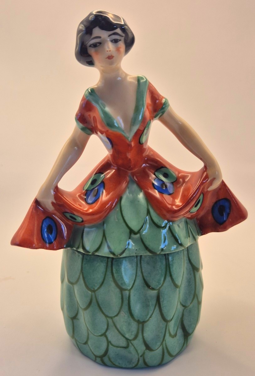 BAUMY-SAVOYAUD - LIMOGES France, "Elégante à la robe rouge