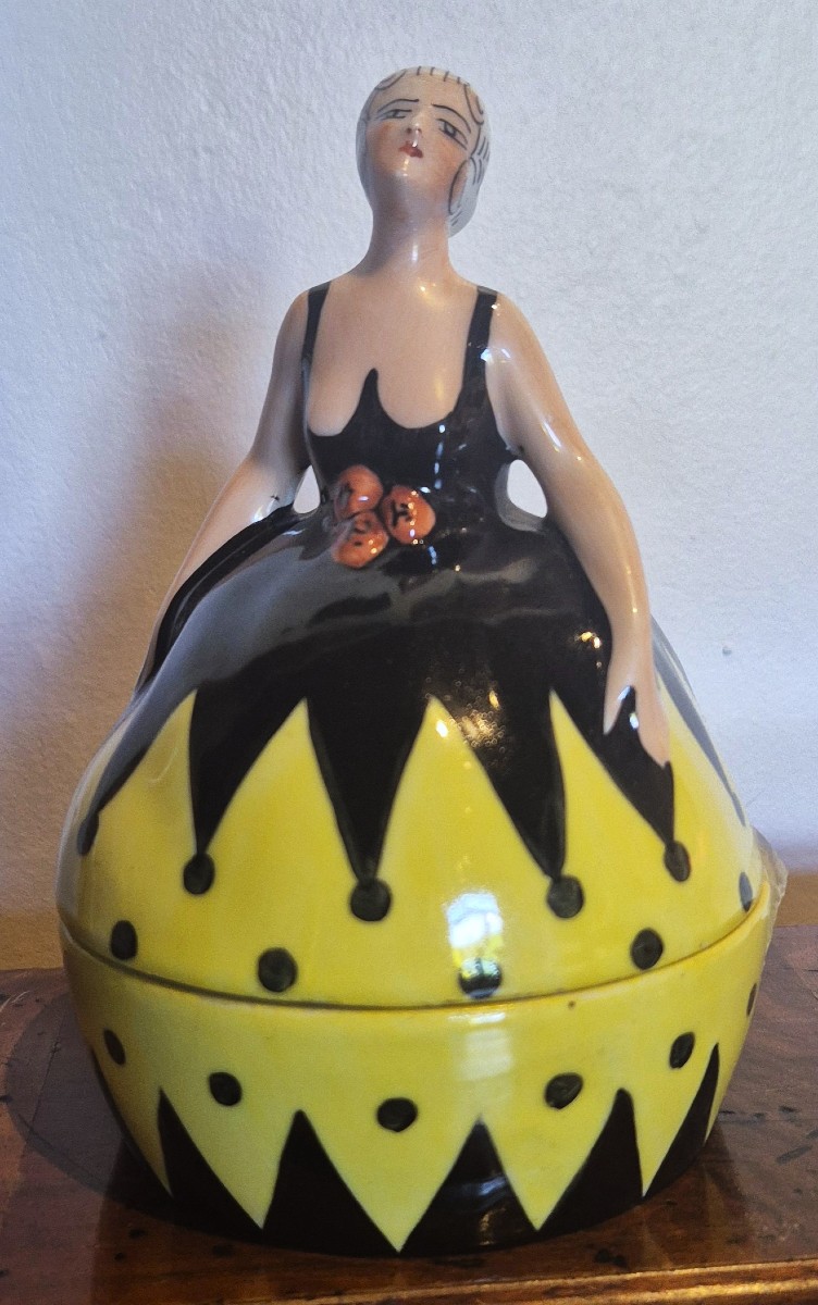 Elégante à la robe fleurie boite en porcelaine émaillée polychrome LIMOGES France 