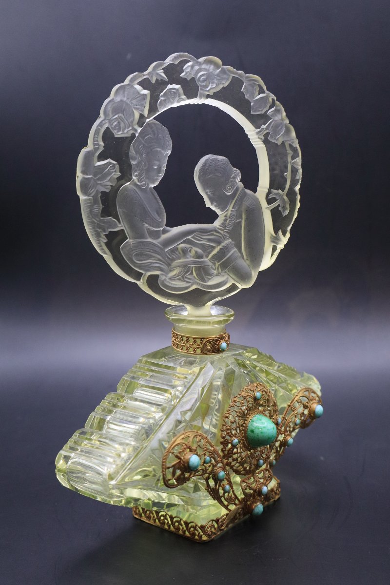 Flacon à Parfum Art Déco en Cristal Vert – Bouchon Sculpté aux Colombes – Monture en Filigrane -photo-2