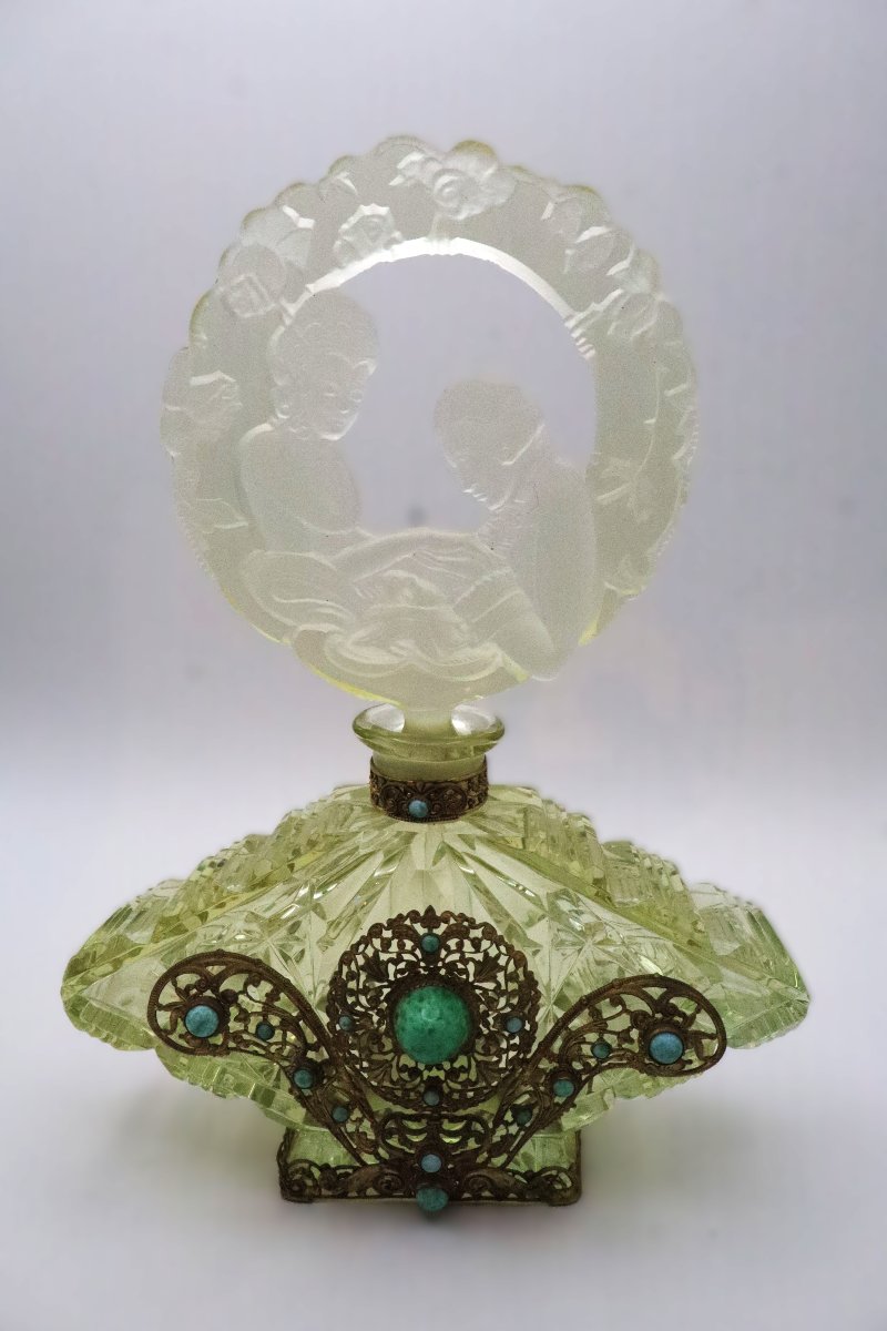 Flacon à Parfum Art Déco en Cristal Vert – Bouchon Sculpté aux Colombes – Monture en Filigrane -photo-3